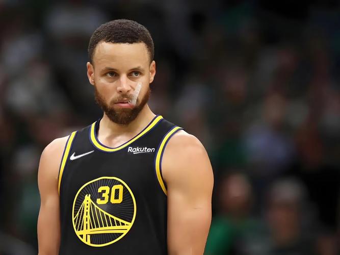 库里单场最多几个三分（库里生涯单场最多三分）